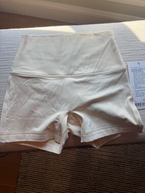 Lululemon Align no-line short 4” size 4 buttercream